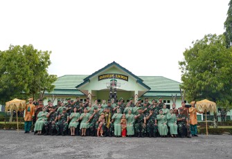  Pangdam XII/Tanjungpura, Mayjen TNI Jamallulael, S.Sos., M.Si., didampingi Ketua Persit Kartika Chandra Kirana Daerah XII/Tanjungpura, Ny. Indah Jamallulael menyambangi Brigif 19/Khatulistiwa, Kota Singkawang, Rabu (8/1/2025)