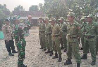 Babinsa Koramil Bringin Tingkatkan Disiplin Linmas Melalui Latihan PBB Dan Materi Wawasan Kebangsaan