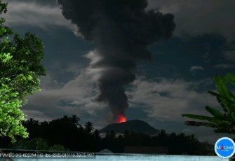 Gunung Ibu Erupsi dengan Tinggi Kolom Abu 4.000 Meter