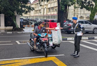 Denpom I/5 Medan dan Persit KCK Anak Ranting 5 Gelar Jumat Berkah, Berbagi Kebahagiaan di Jalan Letjen Suprapto