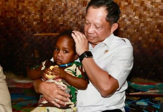 Menteri Dalam Negeri (Mendagri) Muhammad Tito Karnavian bersama Menteri Perumahan dan Kawasan Permukiman (PKP) Maruarar Sirait menyempatkan diri mengecek langsung kondisi rumah masyarakat, salah satunya rumah adat Honai di Wamena, Kabupaten Jayawijaya, Papua Pegunungan, Selasa (12/8/2025)