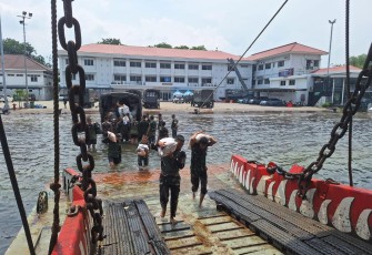 KRI Teluk Lampung-540 Bawa Bantuan Korban Banjir