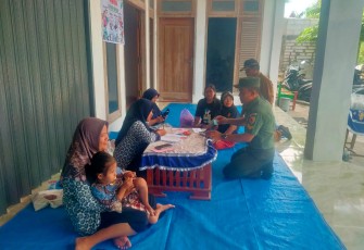 Babinsa Koramil Mantingan Kodim 0805/Ngawi Sertu Sumadi melaksanakan Binter dengan mendampingi pelaksanakan posyandu bertempat di Desa Kedungharjo Kecamatan Mantingan, Selasa (21/01/2025).