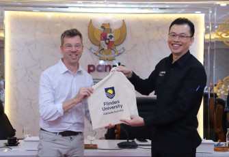 Deputi bidang reformasi birokrasi, akuntabilitas aparatur dan pengawasan Kementerian PAN-RB Erwan Agus Purwanto saatenerima cenderamata di Jakarta, Selasa (18/2)