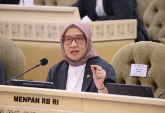 Menteri PANRB RIni Widyantini saat Rapat Dengar Pendapat dengan Komisi II DPR RI, Jakarta, Rabu (05/03/2025).