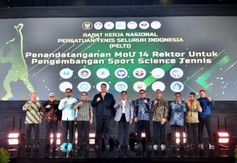 Menpora Ario Bimo Nandito Ariotedjo saat foto bersama Rakernas PP Pelti di Jakarta, Sabtu (18/1)