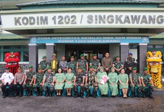 Komandan Korem (Danrem) 121/Abw Brigjen TNI Purnomosidi, S.I.P., M.A.P., M.Han., didampingi Ketua Persit Kartika Chandra Kirana Koorcab Rem 121 PD XII Tanjungpura Ny. Debby Purnomosidi, beserta pejabat umum Korem 121/Abw melaksanakan kunjungan kerja (kunker) ke Kodim 1202/Skw, Singkawang, Kalimantan Barat, Rabu (08/01/2025)