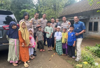 Bripka Fahmi mendedikasikan hidupnya untuk mengasuh anak-anak di panti asuhan Yayasan Darul Qur'ana Al Karomah, Jumat, (10/1/2025)