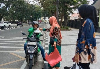 Denpom I/5 Medan bersama Persit KCK Anak Ranting 5 Denpom I/5 Ranting 5 Cabang III PD I/Bukit Barisan kembali menggelar kegiatan rutin Jumat Berkah,  Jumat, (10/1) 