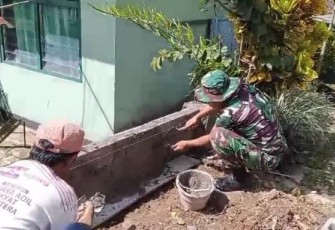 Peran Aktif Babinsa Koramil 0801/06 Bandar Serma Eko Hadi melaksanakan Kegiatan karya Bakti gotong royong membantu Warga dalam perbaikan atau rehab sekolah Mts