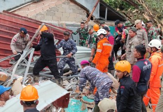 Aksi Cepat Tanggap Prajurit TNI AL Bantu Penanganan Bencana Tanah Longsor di Kota Batam 