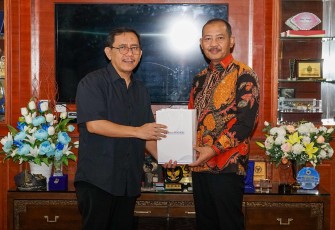 Sekretaris Daerah Provinsi Kepri Adi Prihantara bersilaturahmi dengan mantan Kepala Perwakilan BI Kepulauan Riau, Suryono, bertempat di Ruang Kerja Sekdaprov, Lantai III, Gedung A, Kantor Gubernur Kepri,  Dompak, Tanjungpinang, Kamis (23/01)