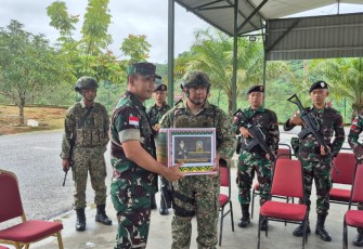 Danrem 121/Abw Brigjen TNI Purnomosidi, S.I.P., M.A.P., M.Han., selaku Dankolakops Rem 121/Abw, melaksanakan kunjungan kerja ke Pos Gabungan Bersama (Gabma) Indonesia - Malaysia Serikin, Kabupaten Sambas, Kalimantan Barat, Kamis (23/01/2025)