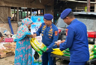 Ditpolairud Polda Kalteng Hadir Bantu Warga
