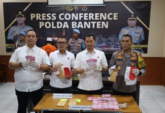 Konferensi Pers Dirreskrimum Polda Banten Kombes Pol Dian Setyawan didampingi Kabid Humas Polda Banten Kombes Pol Didik Hariyanto.