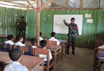 Satgas Pamtas RI–RDTL Sektor Timur Pos Laktutus kembali menunjukkan kepeduliannya terhadap dunia pendidikan di wilayah perbatasan melalui kegiatan Pembelajaran Umum (Gadik) di SMPN Satap Tubaki, Desa Dubesi, Kecamatan Nanaet Dubesi, Kabupaten Belu, NTT
