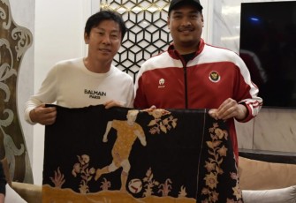 Shin Tae-yong bersama Menpora Dito