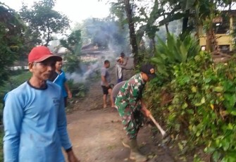Babinsa Desa Ngranget Bersama Warga saat Gelar Karya Bhakti Pembersihan Jalan di Dusun Nganggrik  