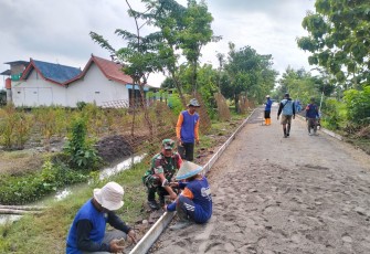 Babinsa Desa Kedungjati Bersama Warga Laksanakan Karya Bakti Perbaikan Jalan