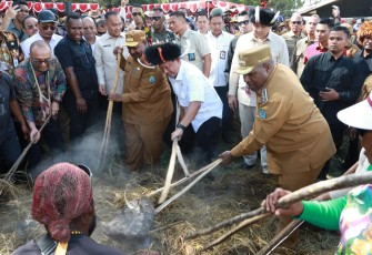 Menteri Dalam Negeri (Mendagri) Muhammad Tito Karnavian bersama Menteri Perumahan dan Kawasan Permukiman (PKP) Maruarar Sirait meninjau lokasi rencana pembangunan rumah di kawasan Sekolah Alkitab Sinakma, Wamena, Kabupaten Jayawijaya, Papua Pegunungan, Selasa (12/8/2025)