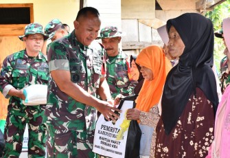 Danrem 081/DSJ Kolonel Arm Untoro Hariyanto menyerahkan bantuan sosial (bansos) kepada warga kurang mampu di Desa Ngranget, Kecamatan Dagangan, Kabupaten Madiun. Kegiatan ini dilakukan dalam rangkaian program TNI Manunggal Membangun Desa (TMMD) ke-125 yang dilaksanakan oleh Kodim 0803/Madiun