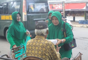 Persit Kartika Chandra Kirana (KCK) Cabang XX Dim 0806 kembali menggelar aksi sosial Jumat Berkah dengan membagikan nasi kotak kepada para tukang becak di wilayah Kecamatan Trenggalek, Jumat (28/11/2025)