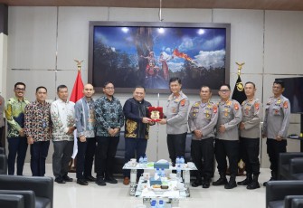 Kapolda Kalteng Irjen Pol Iwan Kurniawan, S.IK., M.Si. menerima audiensi dari Perusahaan Listrik Negara (PLN) Unit Induk Pembangunan Kalimantan Bagian Barat (UIP KLB), di Lobi Mapolda setempat, Selasa (16/9/2025)
