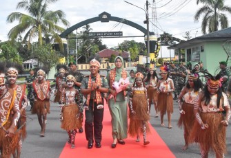 Sambutan Tarian Adat Warnai Kedatangan Dandim 1710/Mimika