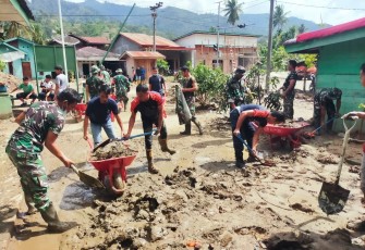 Prajurit TNI AD dari Kodim 0108/Aceh Tenggara (Agara) bergerak cepat membantu warga memulihkan kembali kehidupan pasca banjir bandang yang melanda sejumlah wilayah di Kabupaten Aceh Tenggara