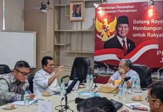 Gubernur Kepri, Ansar Ahmad, saat melakukan audiensi dengan Wakil Menteri Perumahan dan Kawasan Permukiman, Fahri Hamzah, di Jakarta, Jumat (3/1). 