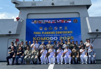Asisten Operasi Kepala Staf Angkatan Laut (Asops Kasal) Laksamana Muda TNI Yayan Sofiyan kepada media pada hari kedua Final Planning Conference (FPC) 5th Multilateral Naval Exercise Komodo (MNEK) 2025 seusai acara penutupan (Closing Ceremony) FPC bertempat di atas KRI I Gusti Ngurah Rai-332, Kamis (9/1)
