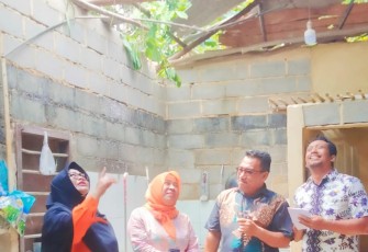Kepala dinas BPBD kabupaten Bintan saat tinjau lokasi rumah yang  terdampak serta memberikan bantuan
