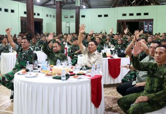 Panglima TNI Jenderal TNI Agus Subiyanto bersama Menteri Pertahanan RI Sjafrie Sjamsoeddin merayakan malam pergantian tahun bersama ribuan prajurit TNI yang bertugas di wilayah Papua, bertempat di Markas Yonif 754/Eme Neme Kangasi, Timika, Papua, Selasa (31/12/2024)
