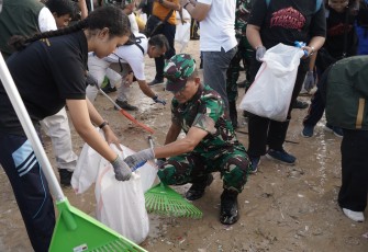 Pangdam IX/Udayana Kerahkan Prajurit Udayana Bersihkan Sampah Laut di Kuta