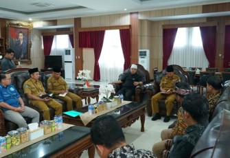  Gubernur Bengkulu Helmi Hasan menerima audiensi pengurus Gerakan Ekonomi Kreatif Nasional (GEKRAFS) DPW Bengkulu di ruang kerjanya, Selasa (15/7)