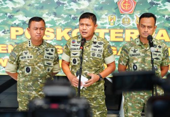 Wakil Kepala Pusat Penerangan (Wakapuspen) TNI Brigjen TNI Osmar Silalahi, didampingi Kadispenal Laksma TNI Tunggul, Sekretaris Dispenad Kolonel Inf Heri Bambang Wahyudi, serta Kasubdisdokprod Dispenau Kolonel Sus Filfadri, memaparkan perkembangan terbaru terkait pelibatan TNI dalam operasi penanggulangan bencana di Aceh, Sumatera Utara, dan Sumatera Barat