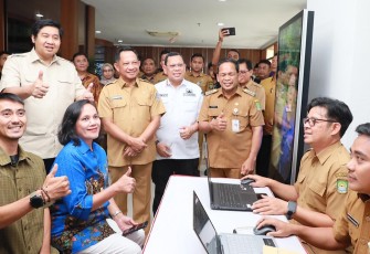 Menteri Dalam Negeri Tito Karnavian dan Menteri Perumahan dan Kawasan Permukiman (PKP) Maruar Sirait dalam peresmian Gedung Mal Pelayanan Publik (MPP) dan Rumah Susun Sewa (Rusunawa) di Kota Tangerang, Selasa (14/1/2025)
