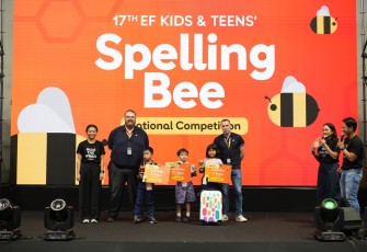 Tiga juara Grup A berfoto bersama dengan perwakilan EF Kids & Teens