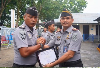 Pegawai Teladan Rutan Pangkalan Brandan Terima Piagam Penghargaan