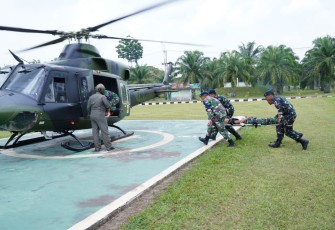 Sejumlah prajurit TNI yang berasal dari Batalyon Kesehatan (Yonkes) Denma Mabesau menggelar Evakuasi Medis Udara (Air Medevac) yang menjadi salah satu dalam rangkaian kegiatan Latihan Gabungan Bersama Multinasional Super Garuda Shield (SGS) 2025 bertempat di Puslatpur TNI AD Baturaja, Sumatera Selatan, Jumat (29/8/2025)