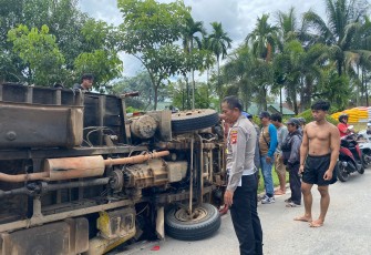 Alami Rem Blong Truk Bermuatan Kayu Tabrak Tiga Sepeda Motor Sekaligus