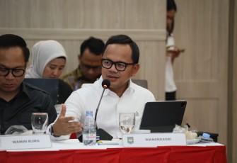 Wamendagri Bima Arya Sugiarto saat memimpin Focus Group Discussion (FGD) bersama Wali Kota Cilegon Helldy Agustian di Aula Sekda II, Kompleks Kantor Wali Kota Cilegon, Banten, Jumat (10/1/2025).