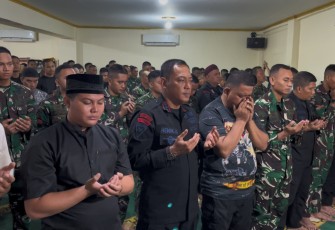 Brimob Polda Metro Jaya menggelar shalat ghaib dan doa bersama di Masjid At-Taubah, Jalan Prajurit KKO Usman dan Harun, Jakarta Pusat
