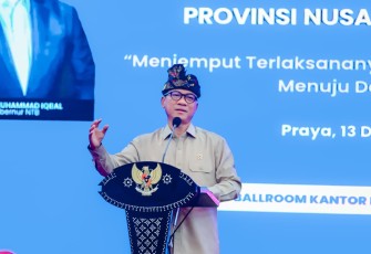  Menteri Desa dan Pembangunan Daerah Tertinggal (Mendes PDT) Yandri Susanto membuka Jambore Persatuan Anggota Badan Permusyawaratan Desa Seluruh Indonesia (PABDSI) sekaligus deklarasi Desa Bersih Narkoba (Bersinar) Provinsi Nusa Tenggara Barat, di Kantor Bupati Lombok Tengah, Sabtu (13/12/2025)
