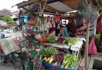 Babinsa Koramil Susoh Pantau Stabilitas Harga Pangan Pasca Banjir di Aceh