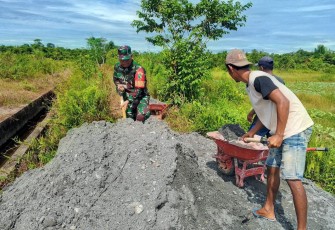Babinsa Koramil Kuala Kencana Bersama Petani saat Kerja Bakti Perbaiki Jalan Pematang Sawah