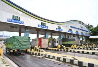 Seiring mendekatnya pergantian tahun, pergerakan bus dan truk logistik dari Pulau Sumatera menuju Pulau Jawa.