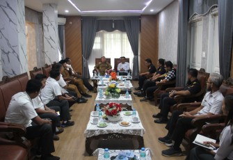 Perwakilan Kementerian Keuangan Satu (Kemenkeu Satu) Lhokseumawe yang terdiri dari Kepala Kantor Bea Cukai Lhokseumawe Agus Siswadi, Kepala KPPN Lhokseumawe Kurniawan, dan Kepala Kantor Pajak Pratama Lhokseumawe Sutanto Agustiono melakukan kunjungan silaturahmi dan koordinasi dengan Bupati Aceh Utara, Ismail A. Jalil (Yahwa), Senin (21/04/2024), di Meuligo (pendopo) Kabupaten Aceh Utara