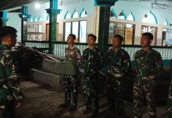 Apel malam di salah satu lokasi TMMD Ke-123 Kodim 1310Biting yang di laksanakan oleh Ketua Tim Satgas TMMD