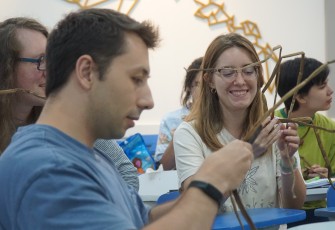 Astaria Eka Santi juga mengajak para peserta untuk merasakan langsung pengalaman membuat seni kerajinan tangan.